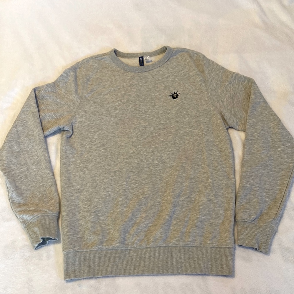 Men’s Divided H&M Sweatshirt with Statue of Liberty Logo-Size S